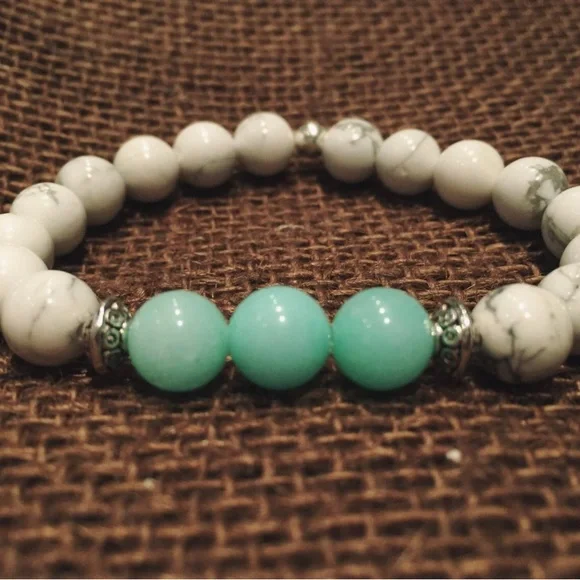 Blue Jade Natural Stone Beaded Bracelet with Burlap Bag & Meaning Card - Picture 2 of 3